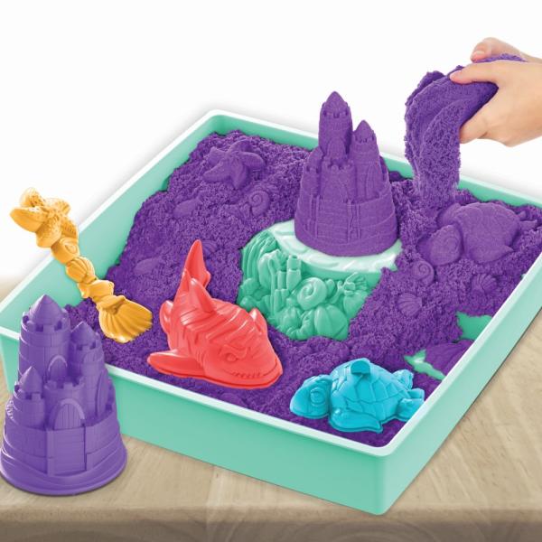 KINETIC SAND KRABICE TEKUTÉHO PÍSKU S PODLOŽKOU FIALOVÁ