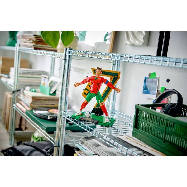 LEGO® Editions 43016 Cristiano Ronaldo – Fotbalová legenda (obrázek 7)