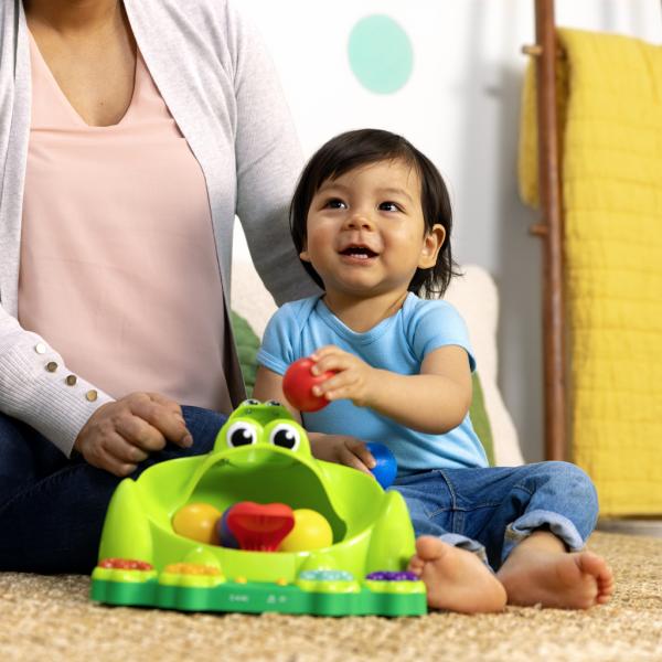 BRIGHT STARTS Hračka interaktivní Poppin' Ball Frog™ 6m+ (obrázek 9)