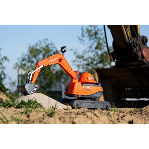 Falk Bager Kubota KX085-5 s otevíratelným sedadlem a přilbou (obrázek 5)