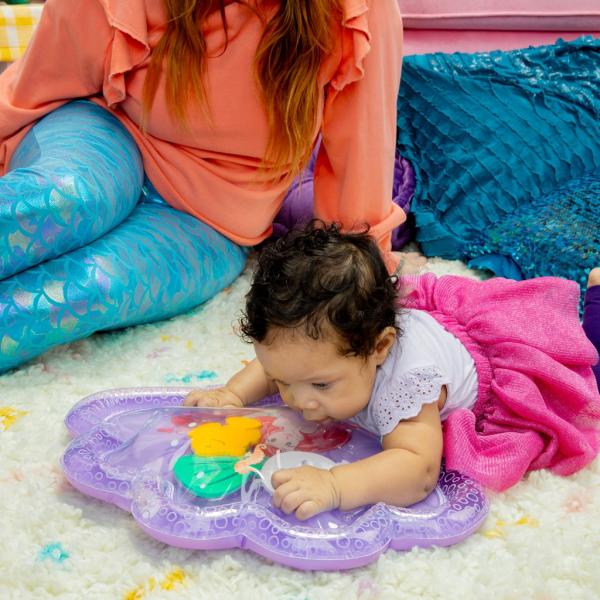 DISNEY BABY Podložka vodní The Little Mermaid Sea Treasures™ 37x45 cm 0m+ (obrázek 10)