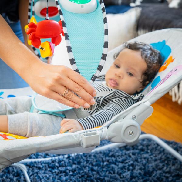 BABY EINSTEIN Lehátko hudební vibrační Kick to It Opus do 18kg (obrázek 6)