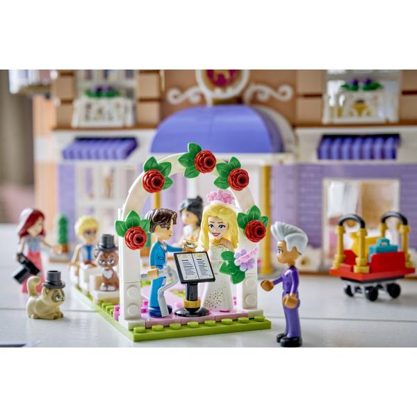 LEGO® Friends 42704 Grandhotel v městečku Heartlake (obrázek 10)