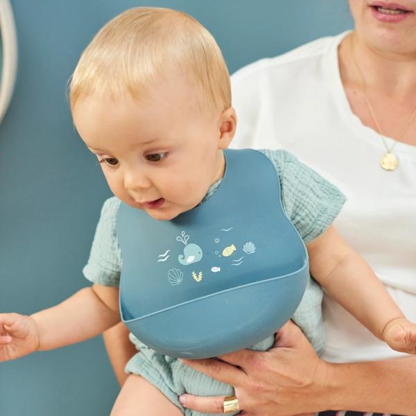 NATTOU Silikonový bryndák s zapínáním modrý bez BPA