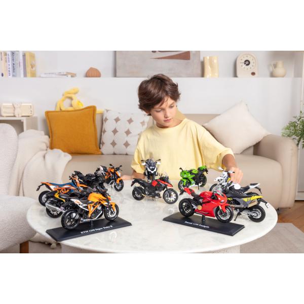 Maisto - Motocykl se stojanem, 2023 KTM 690 SMC R, oranžovo-modrá, 1:12 (obrázek 9)