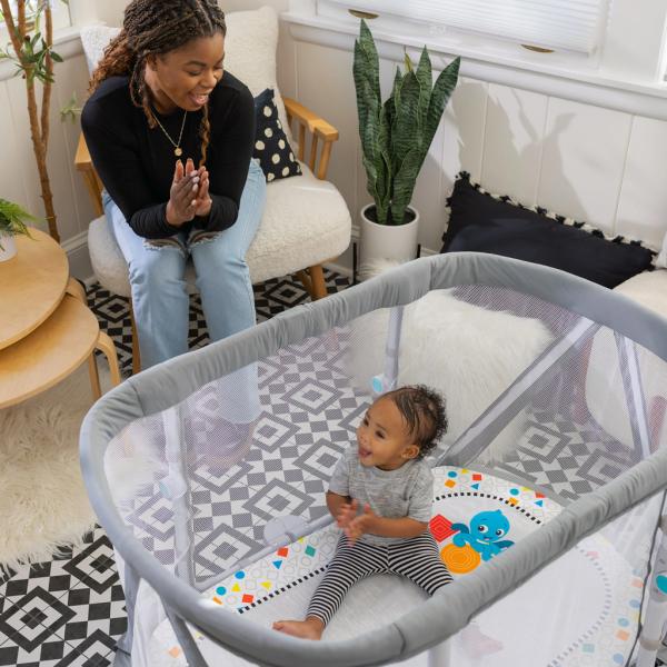 BABY EINSTEIN Postýlka s ohrádkou na hraní a klavírem 3v1 Kick & Snooze™ 0m+ (obrázek 6)