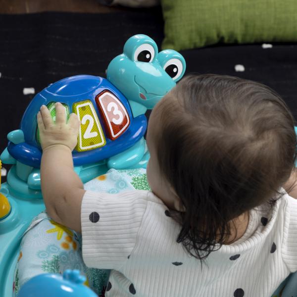 BABY EINSTEIN Skákadlo/Aktivní centrum 2v1 Curiosity Cove™ 6m+ do 11kg (obrázek 4)