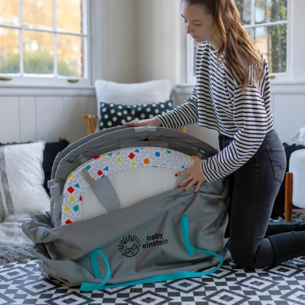 BABY EINSTEIN Postýlka s ohrádkou na hraní a klavírem 3v1 Kick & Snooze™ 0m+ (obrázek 11)
