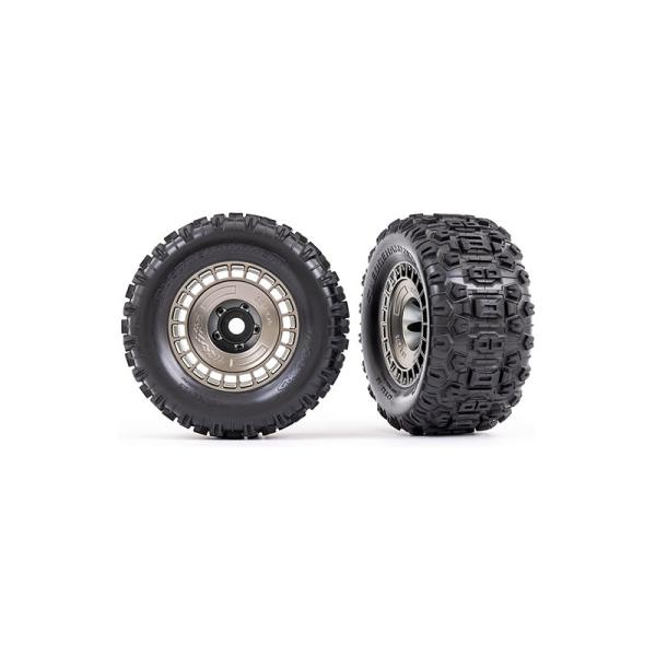 Traxxas koleso 3.8", pneu Sledgehammer, disk polomatný čierno chrómovaný s pokrievkou (2)