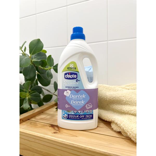 CHICCO Prostředek prací dětský Sensitive 1,5 l (27 praní) + vlhčené ubrousky 72 ks zdarma
