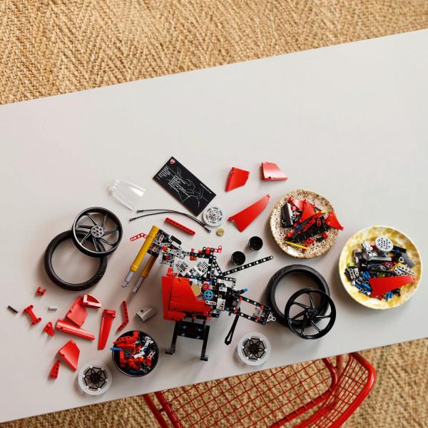 LEGO® Technic 42202 Motocykl Ducati Panigale V4 S (obrázek 4)