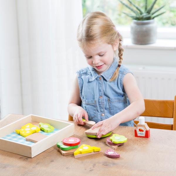 New Classic Toys Box na oběd a piknik - dřevěné potraviny (obrázek 6)