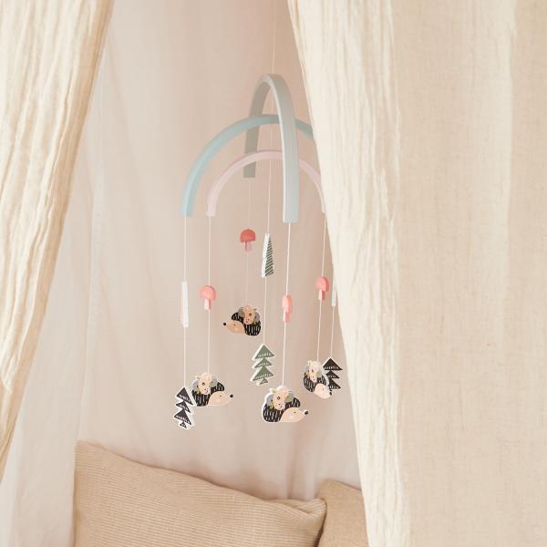 Bieco – Dřevěná závěsná hračka – ježek