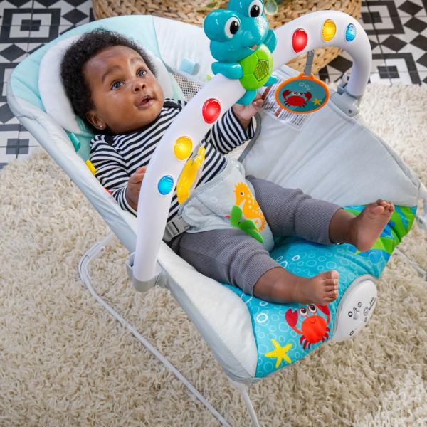 BABY EINSTEIN Lehátko hudební vibrační se světýlky Kick to It Neptune do 9 kg (obrázek 10)