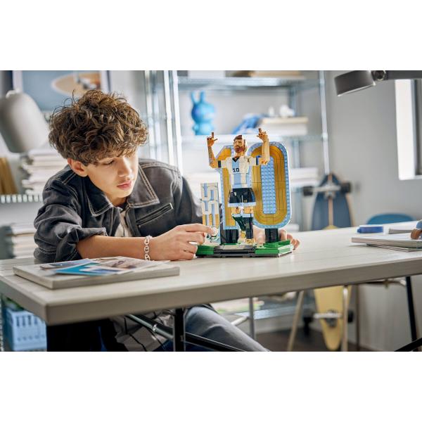 LEGO® Editions 43015 Lionel Messi – Fotbalová legenda (obrázek 10)