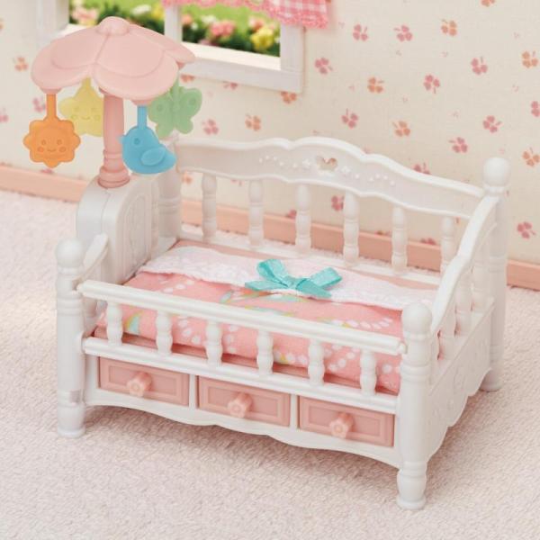 Sylvanian Families Nábytek - postýlka pro trojčata s otočným kolotočem (obrázek 3)