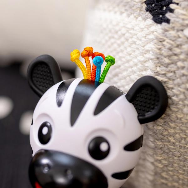 BABY EINSTEIN Kousátko s chrastítkem zebra Zen™ Shake-a-Shape bez BPA 0m+ (obrázek 8)