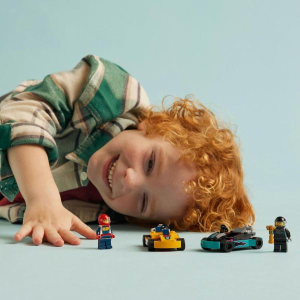 LEGO® City 60400 Motokáry a závodníci (obrázek 5)