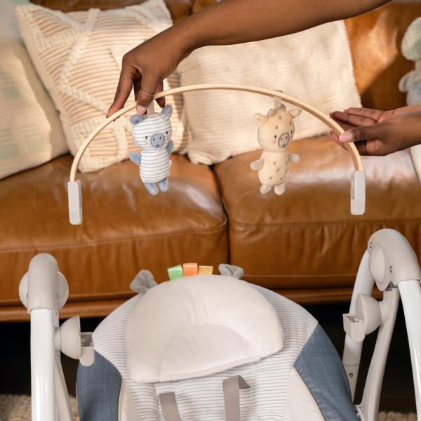 INGENUITY Houpačka konvertibilní s melodií Swing’n Go Chambray 0m+ do 9kg