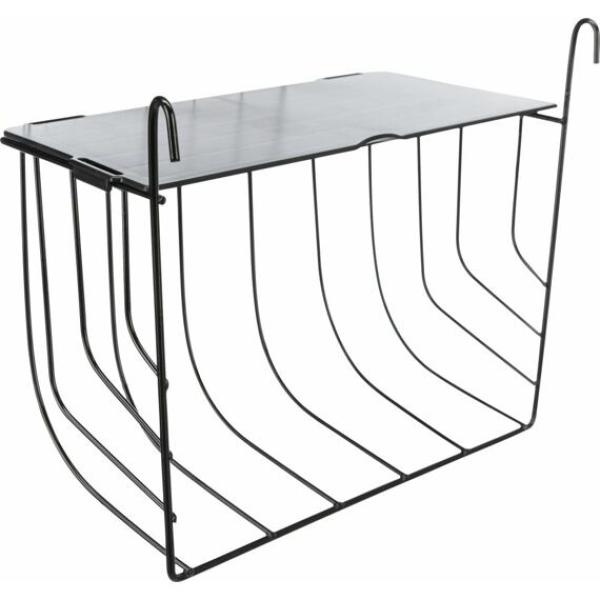 Zavěšené černé kovové jesličky na seno s rozměry 25×18×12 cm.