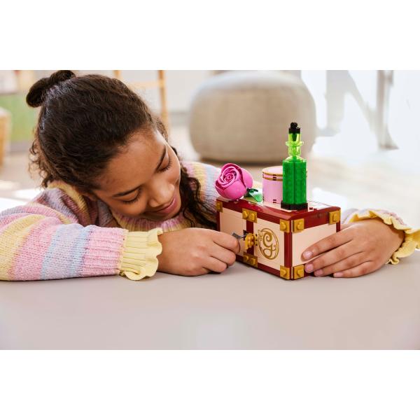 LEGO® Wicked 75683 Studentský internát Glindy a Elphaby (obrázek 10)