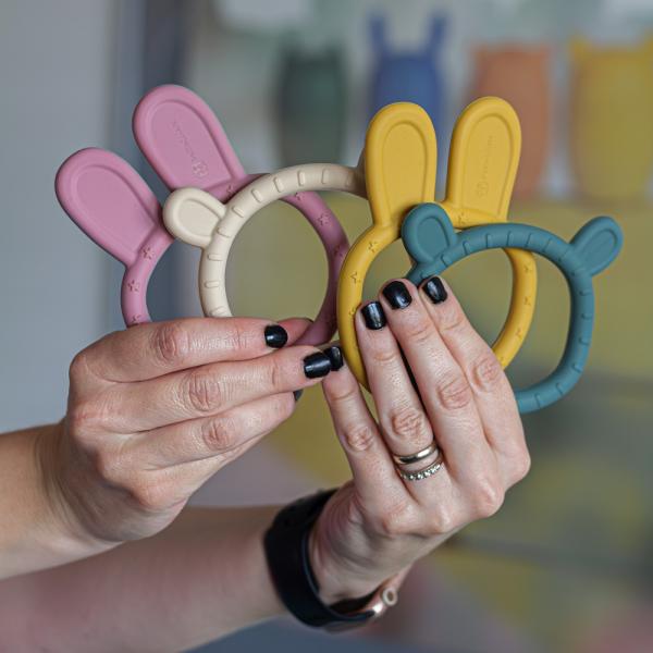 PETITE&MARS Kousátko silikonové Bunny Dusty Rose 0m+ (obrázek 4)