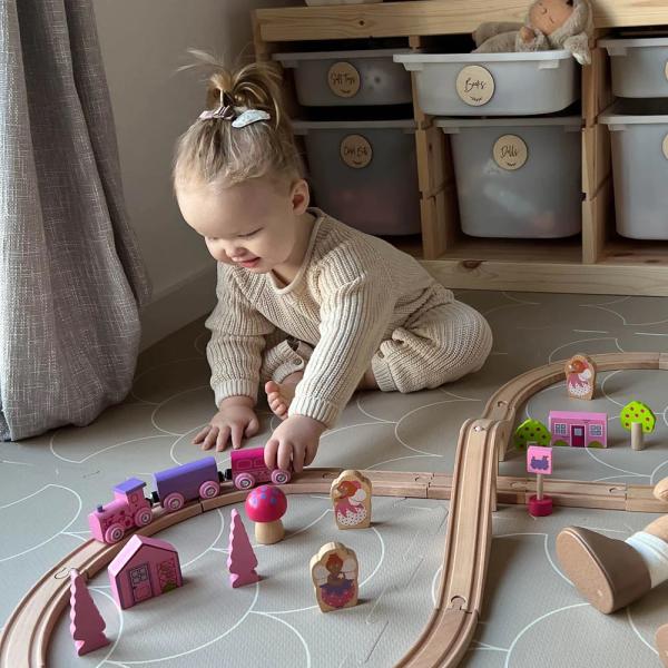 Bigjigs Rail Dřevěná vláčkodráha osmička pro princezny 35 dílů (obrázek 6)