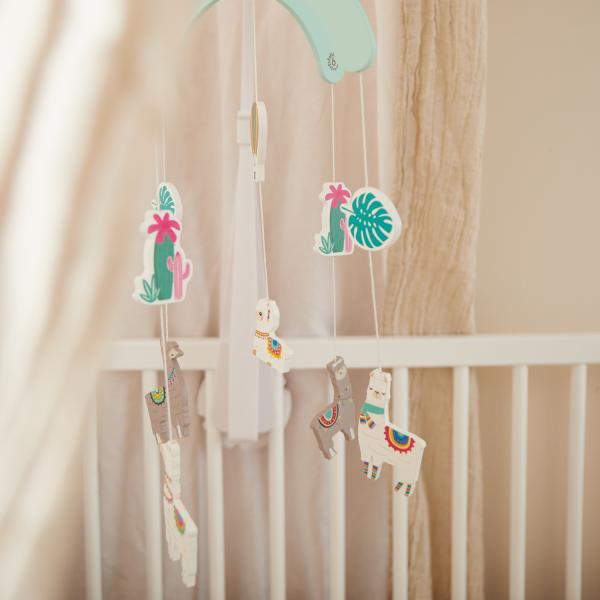 Bieco - Dřevěná závěsná hračka - lama (obrázek 7)