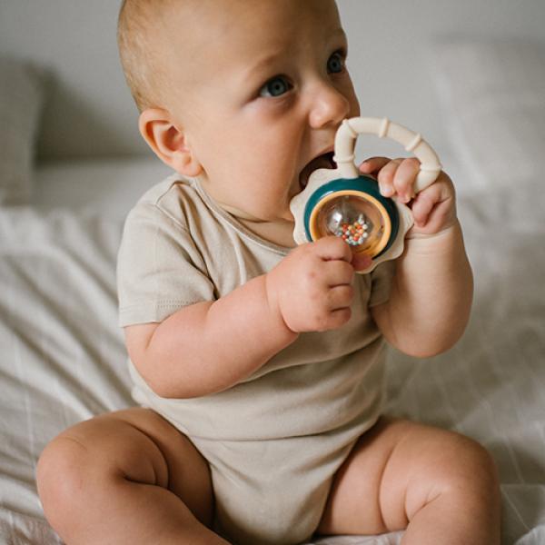 Babyono Chrastítko s kousátkem 3m+ Flower (obrázek 3)