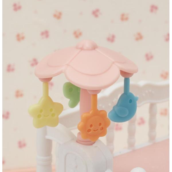 Sylvanian Families Nábytek - postýlka pro trojčata s otočným kolotočem (obrázek 4)