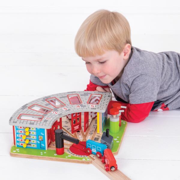 Bigjigs Rail Exkluzivní depo pro 5 vláčků (obrázek 3)