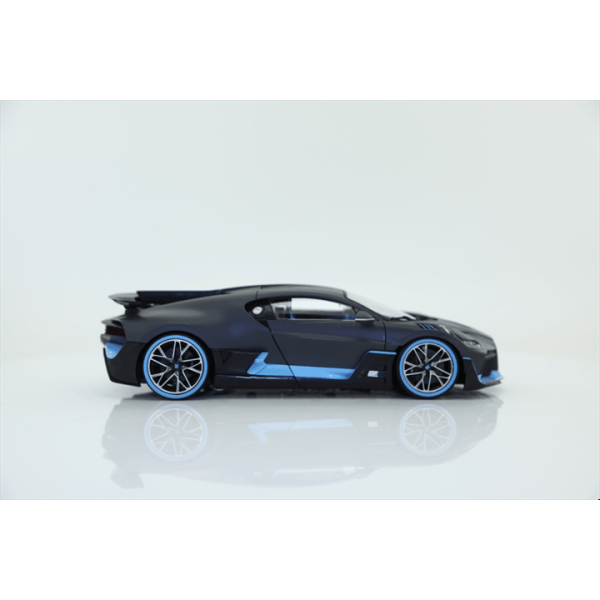 Bburago 1:18 TOP Bugatti Divo Grey