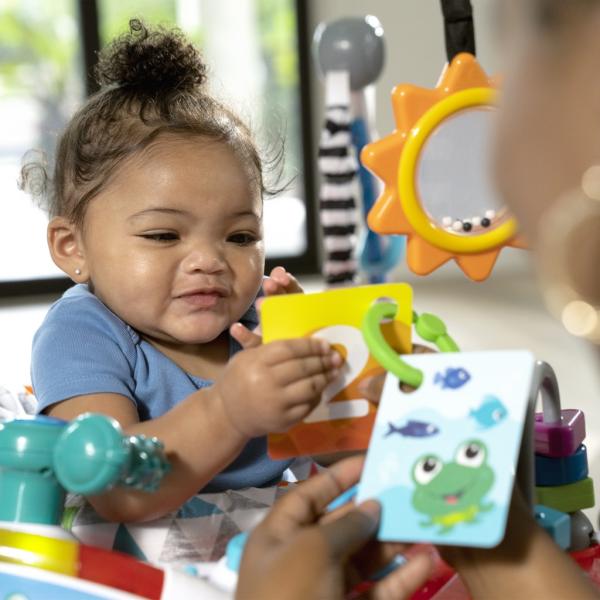 BABY EINSTEIN Skákadlo/aktivní centrum 2v1 Ocean Explorers Airplane Adventure™ (obrázek 9)