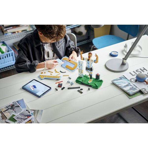 LEGO® Editions 43015 Lionel Messi – Fotbalová legenda (obrázek 8)