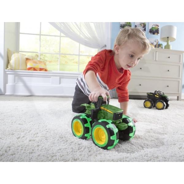 JD Kids Monster Treads John Deere traktor svítící kola 23 cm (obrázek 4)