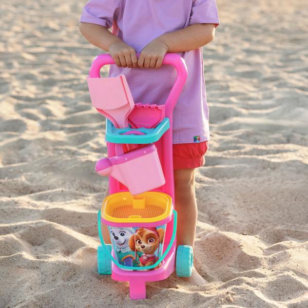 Vozík s príslušenstvom Paw Patrol prechádza pieskom.