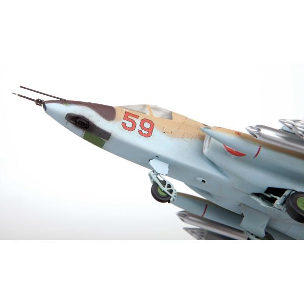 Model Kit letadlo 7312 - Sovětský útočný letoun Su-25 "Frogfoot" (1:72) (obrázek 5)