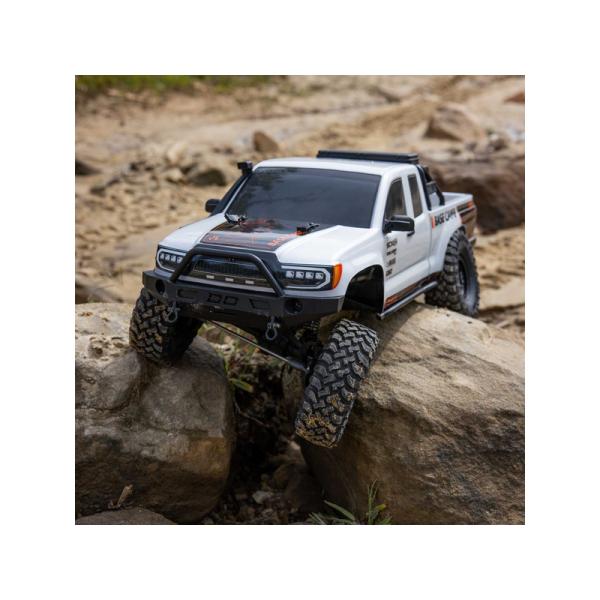 Axial SCX10 III Base Camp 4WD 1:10 RTR biely
