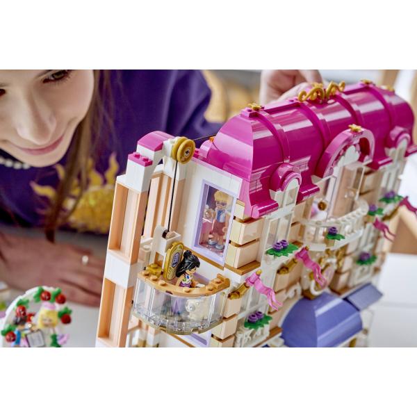 LEGO® Friends 42704 Grandhotel v městečku Heartlake (obrázek 9)