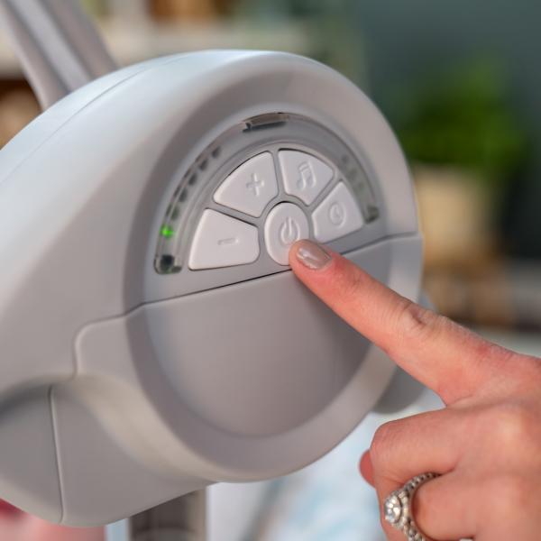 INGENUITY Houpačka konvertibilní cestovní s melodií Endless Blooms™ 0m+, do 9kg