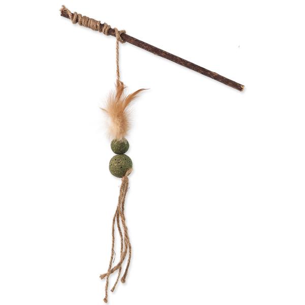 Hračka Magic Cat Natural Fun palička s přírodními pírky a provázky mix 25cm