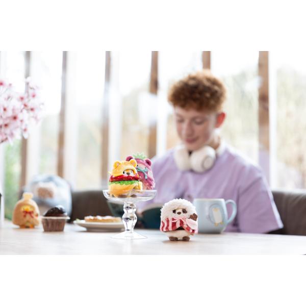 NICI plyš MyMochi Tiger Tiggy 8cm v kostýmu hamburger a okurka, set dárkové balení (obrázek 11)