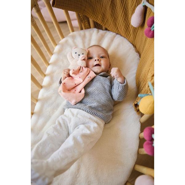 Kaloo Carré Douceur Plyšová hračka s látkovým mojkáčkem Medvídek broskvová