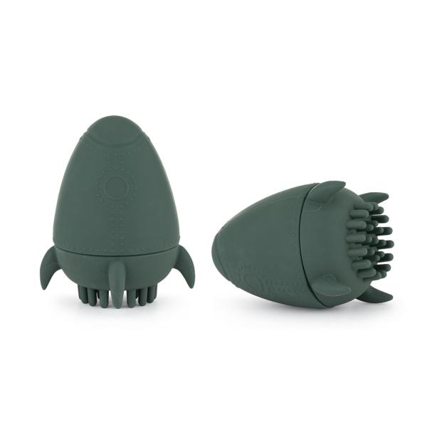 PETITE&MARS Hračka silikonová do vody s kartáčkem Splashy Rocket Misty Green 6m+ (obrázek 3)