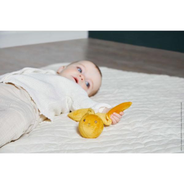 Kaloo Lapinoo Jemná chrastítko ve tvaru kuličky s uvazovacími ušima okrová