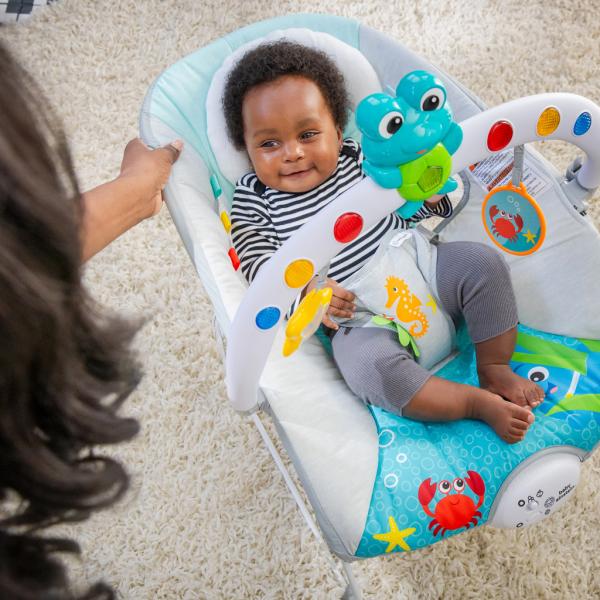 BABY EINSTEIN Lehátko hudební vibrační se světýlky Kick to It Neptune do 9 kg (obrázek 8)