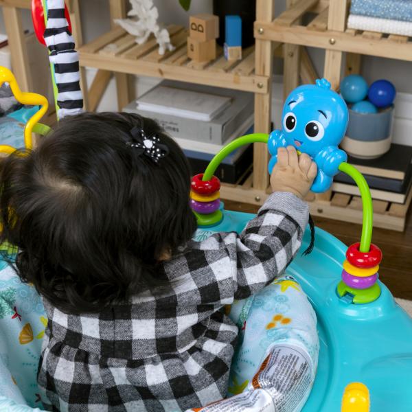 BABY EINSTEIN Skákadlo/Aktivní centrum 2v1 Curiosity Cove™ 6m+ do 11kg (obrázek 11)