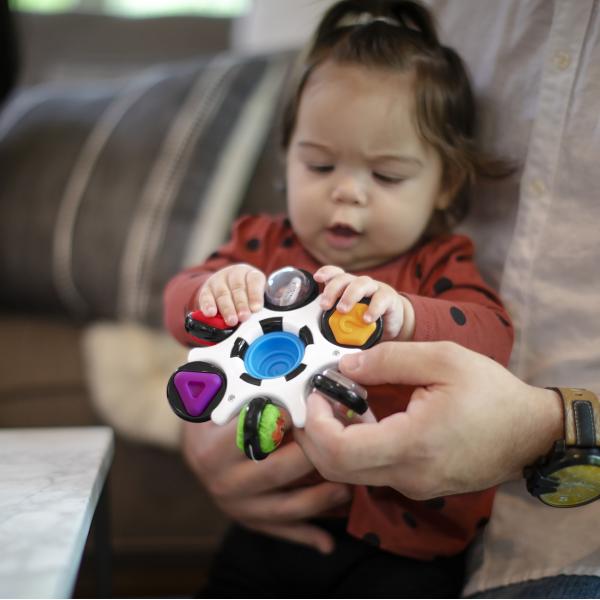 BABY EINSTEIN Hračka senzorická Curiosity Clutch ™ 3m + (obrázek 8)