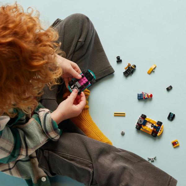 LEGO® City 60400 Motokáry a závodníci (obrázek 4)