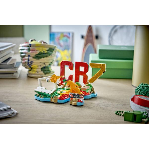 LEGO® Editions 43012 Cristiano Ronaldo – Hvězdné momenty fotbalu (obrázek 10)